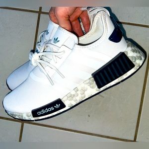 BRAND NEW Adidas NMD_R1 sneakers, never worn!🤍🖤